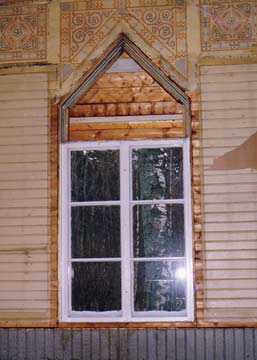 M&aring;lad tapet och f&ouml;nsterkarmsform som kom fram vid rivning av v&auml;ggar